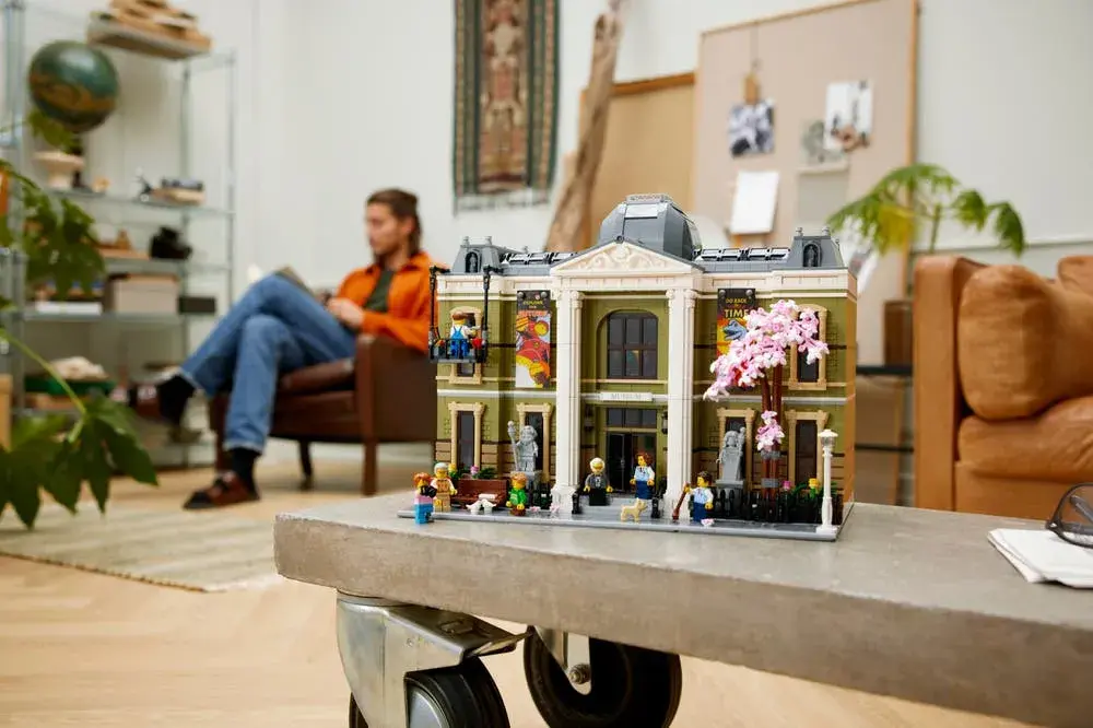 LEGO Icons 10326 Natural History Museum box back