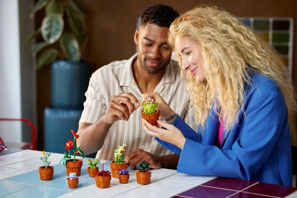 LEGO Icons 10329 Tiny Plants details