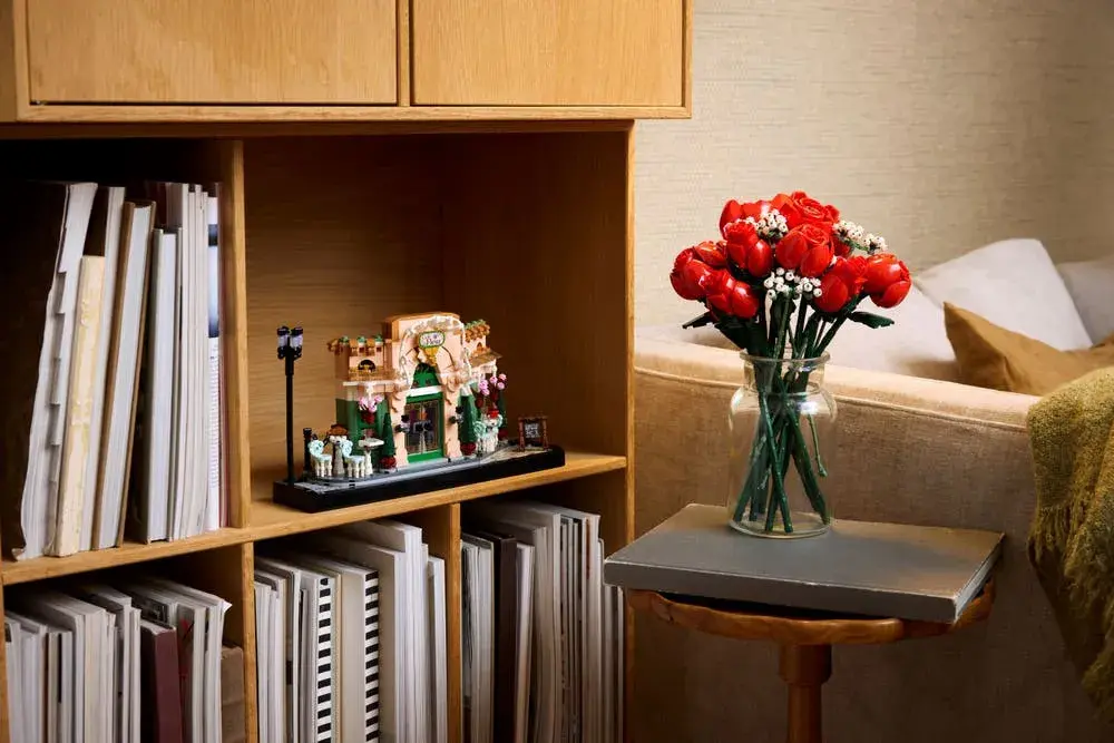 LEGO Icons 10362 French Café details