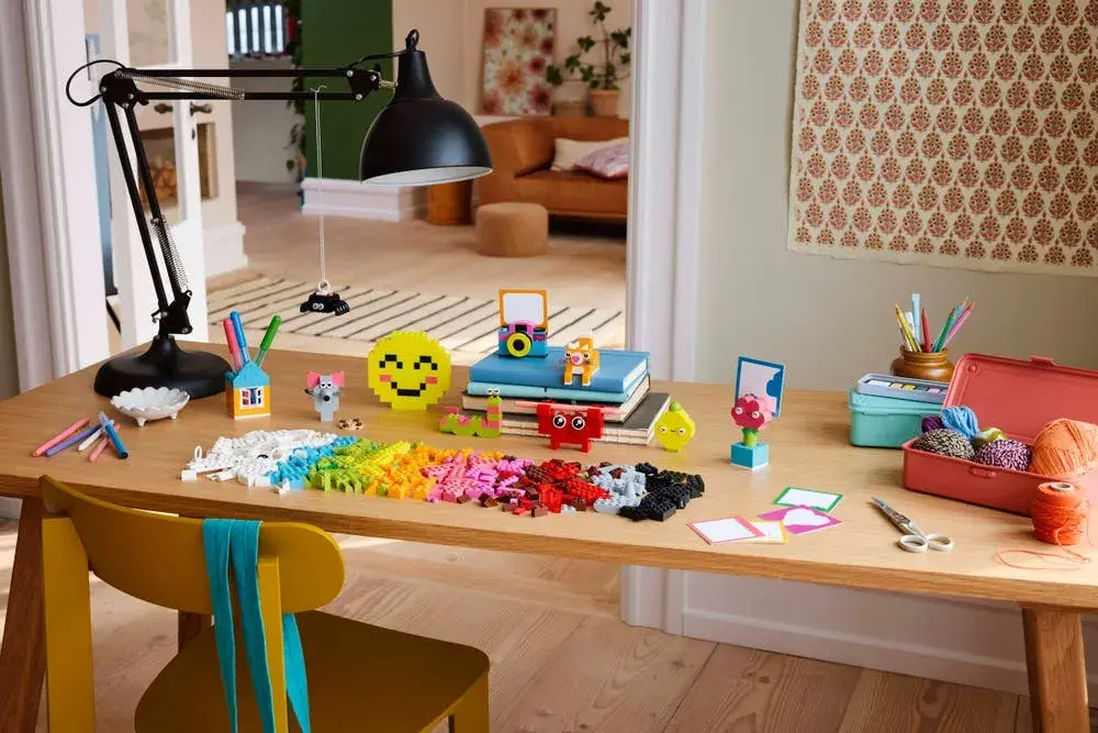 LEGO Classic 11042 Creative Happy Box details