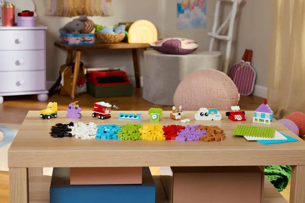 LEGO Classic 11044 Creative Build-and-Play Box details