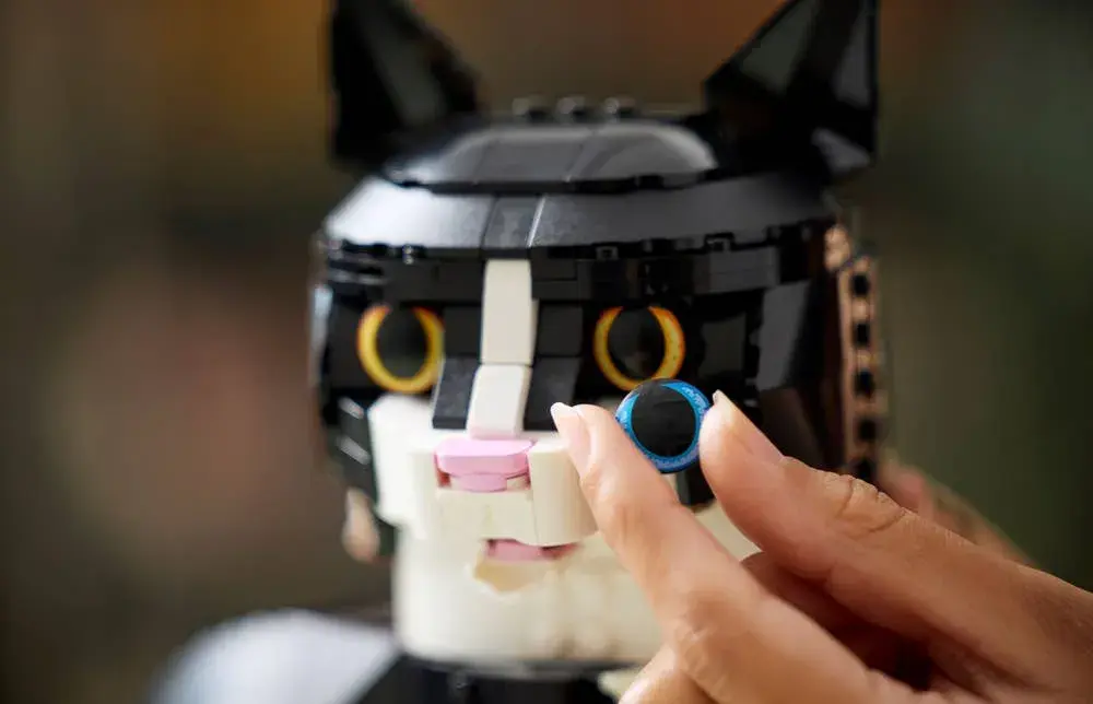 LEGO Ideas 21349 Tuxedo Cat details