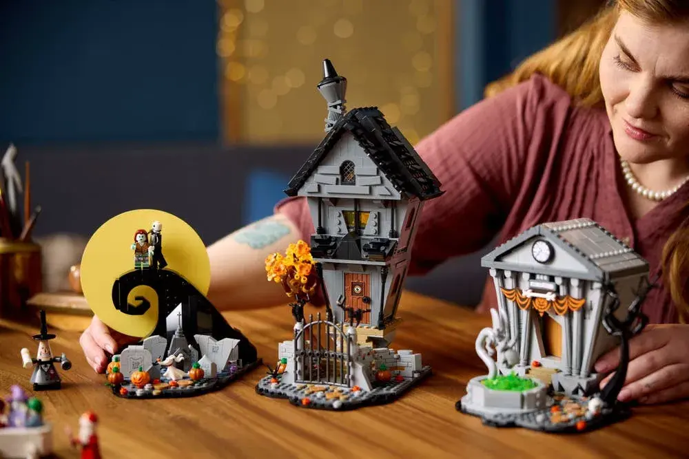 LEGO Ideas 21351 Disney Tim Burton's The Nightmare Before Christmas details