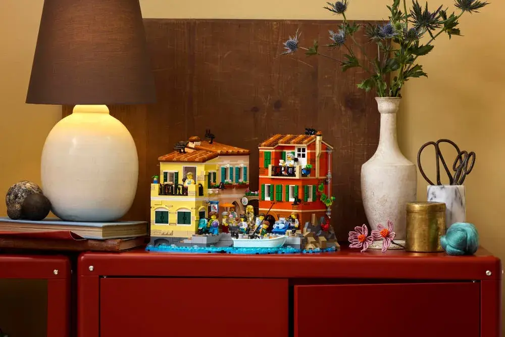 LEGO Ideas 21359 Italian Riviera details