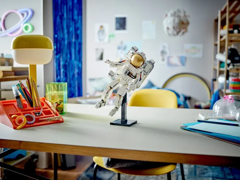 LEGO Creator 31152 Space Astronaut details