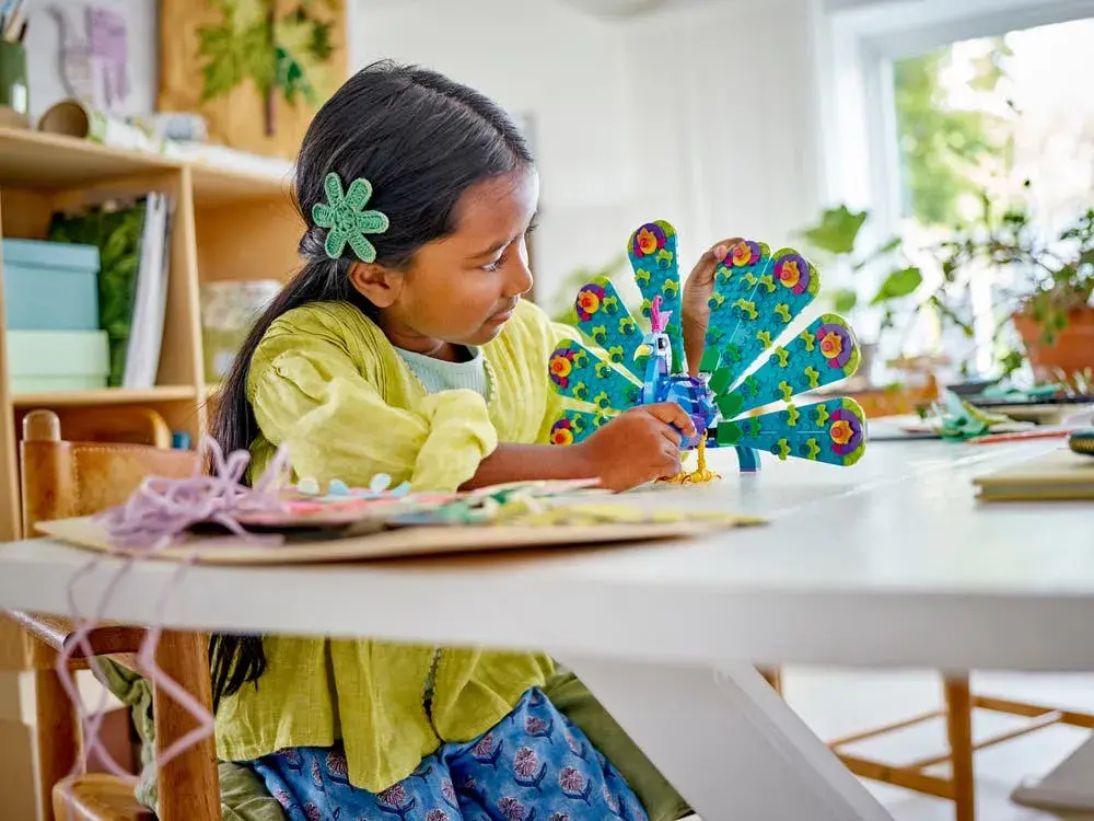 LEGO Creator 31157 Exotic Peacock details