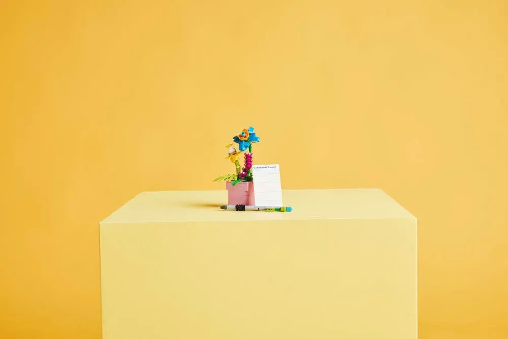 LEGO Creator 31169 Typewriter with Flowers details