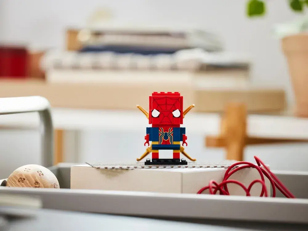 LEGO BrickHeadz 40670 Iron Spider-Man details