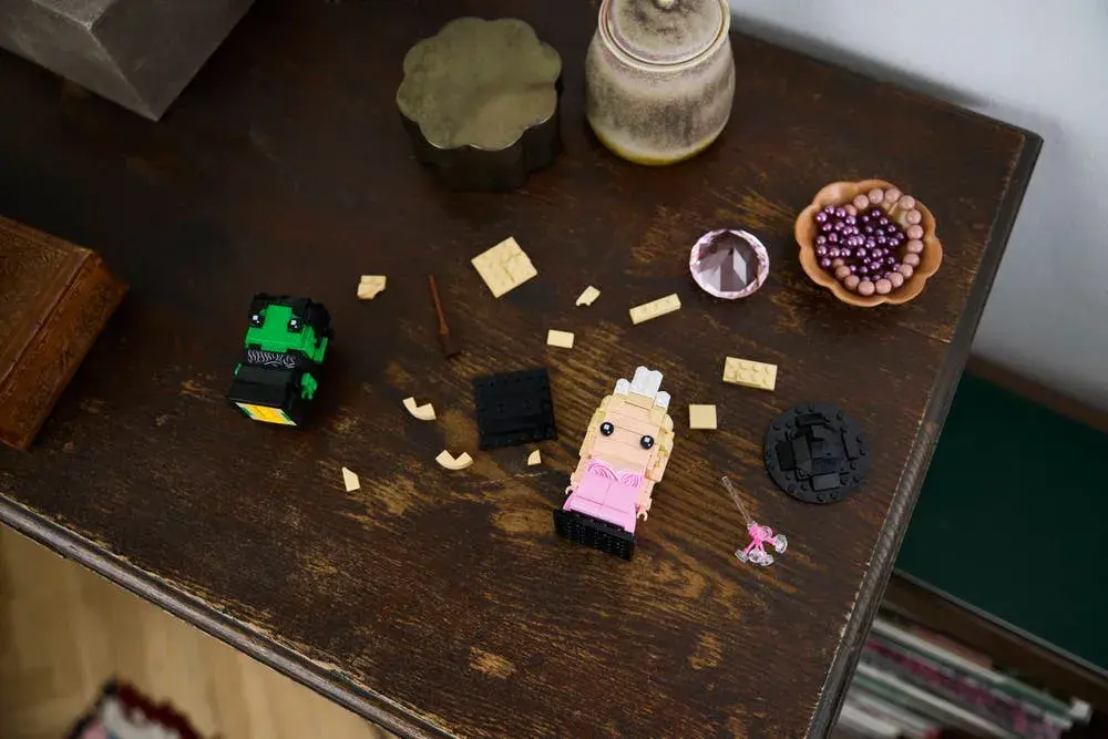 LEGO Wicked 40794 Elphaba & Glinda Figures details