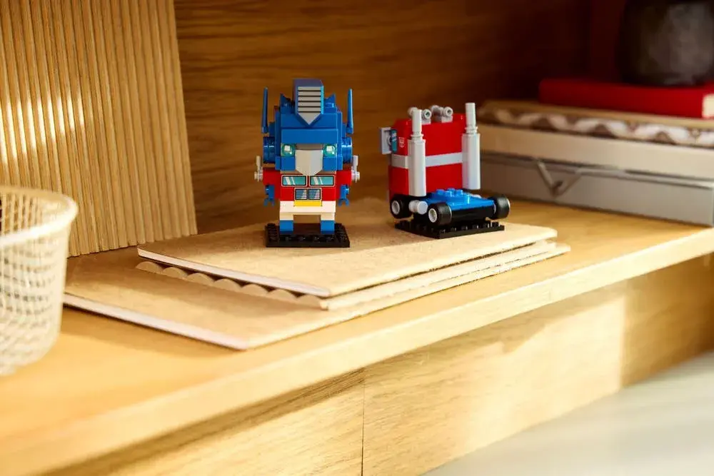 LEGO BrickHeadz 40803 Optimus Prime Robot & Vehicle details