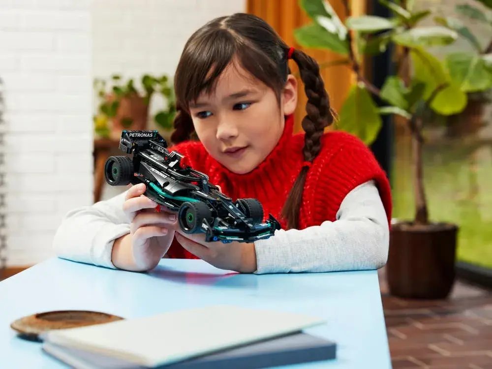 LEGO Technic 42165 Mercedes-AMG F1 W14 E Performance Pull-Back details