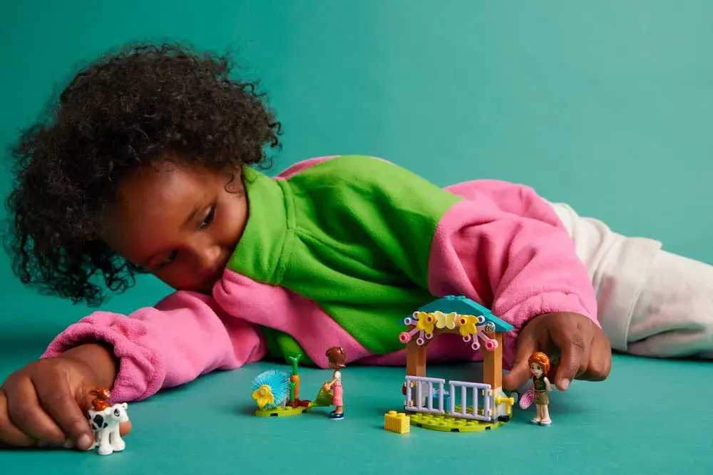 LEGO Friends 42607 Autumn's Baby Cow Shed details