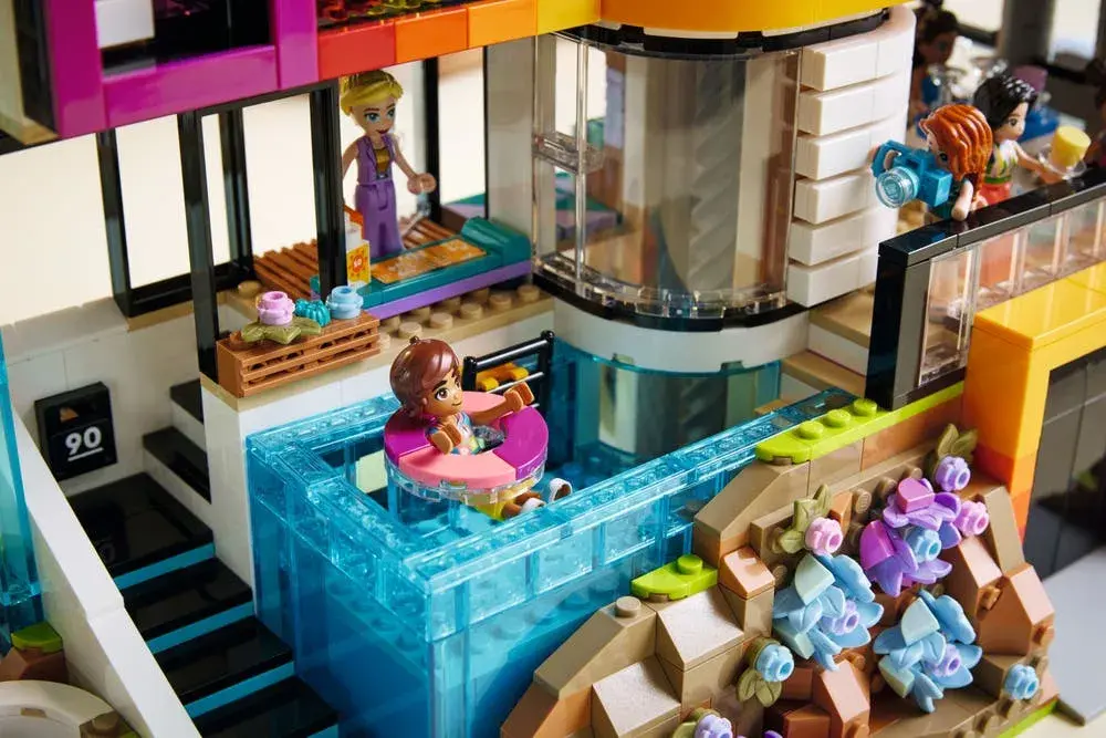 LEGO Friends 42639 Andrea's Modern Mansion details