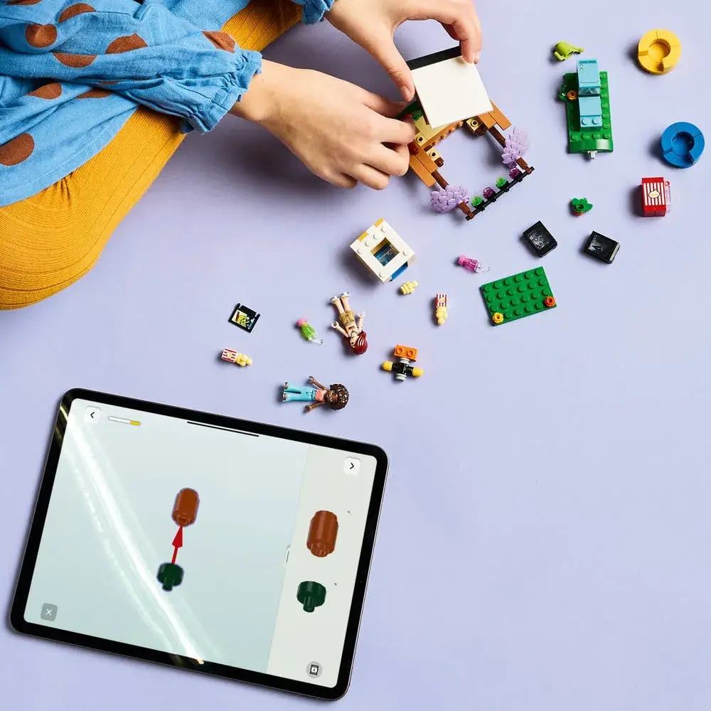 LEGO Friends 42642 Friendship Movie Night details