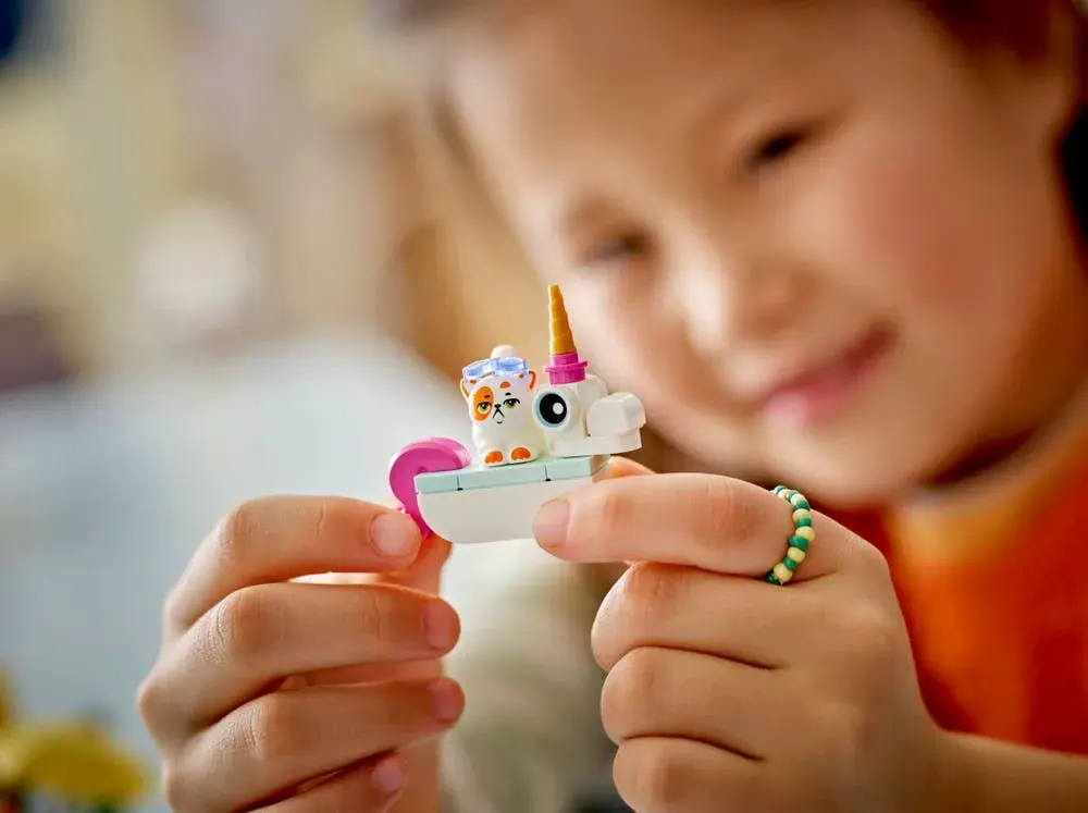 LEGO Friends 42658 Unicorn & Flamingo Pool Party details