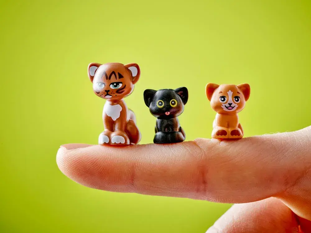 LEGO Friends 42666 Cat Birthday Party & Tree House details