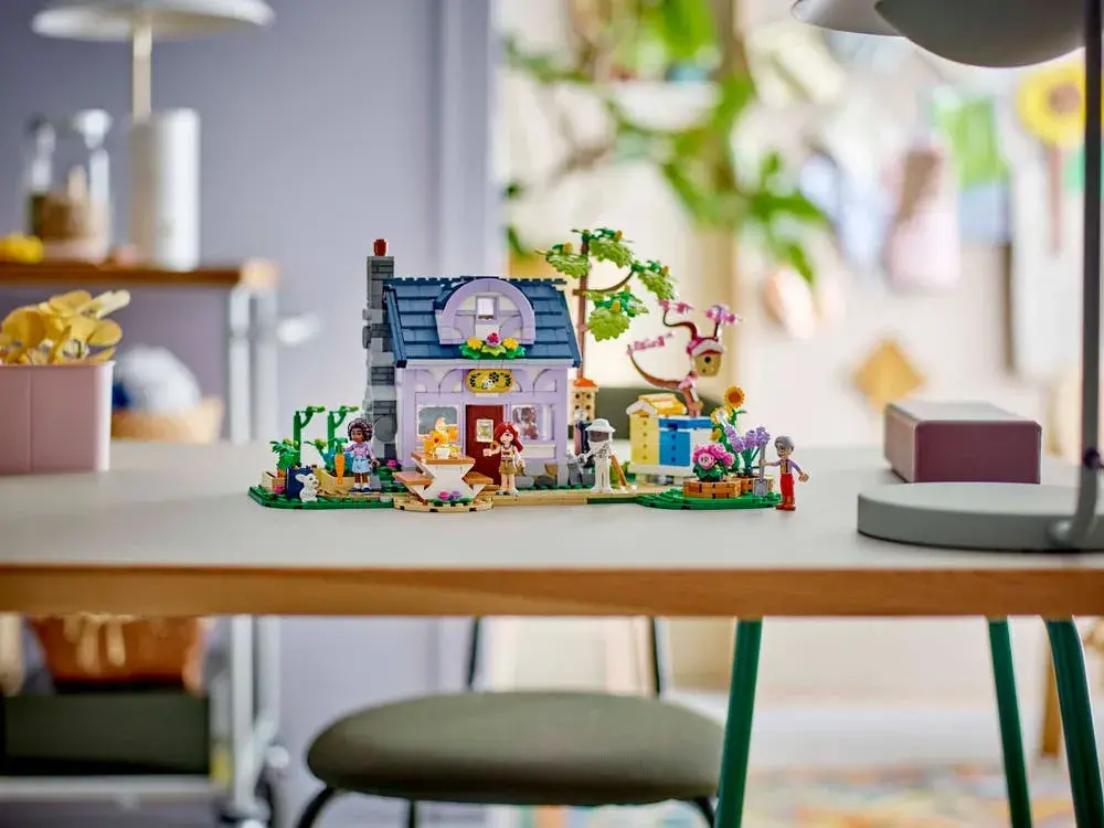 LEGO Friends 42669 Beekeepers' House and Flower Garden details