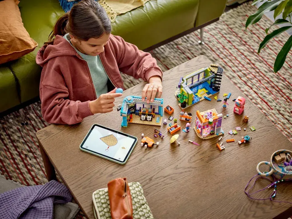 LEGO Friends 42674 Comic Book and Game Store details