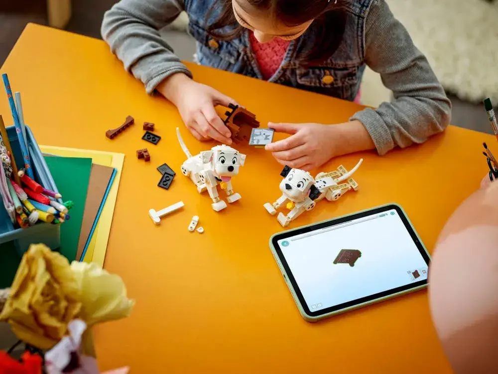 LEGO Disney 43271 Lucky & Penny 101 Dalmatians Puppies details