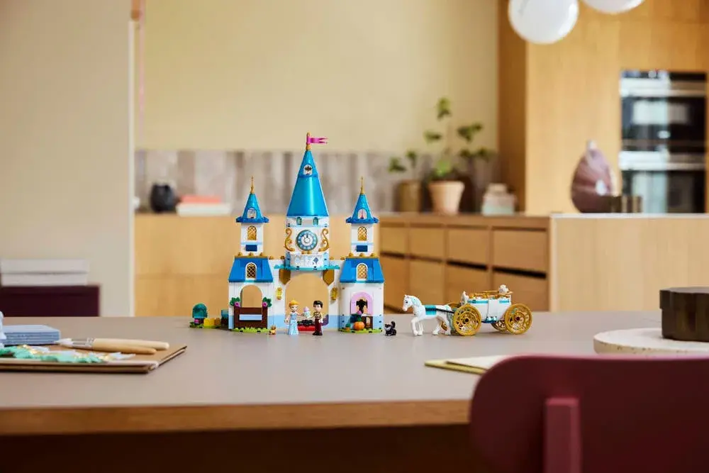 LEGO Disney 43275 Cinderella's Castle & Horse Carriage details