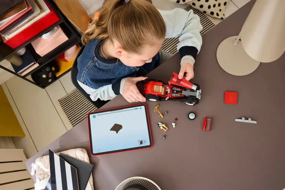 LEGO Disney 43277 Cruella De Vil's Car details