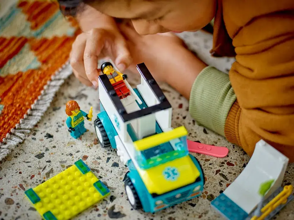 LEGO City 60403 Emergency Ambulance and Snowboarder box back