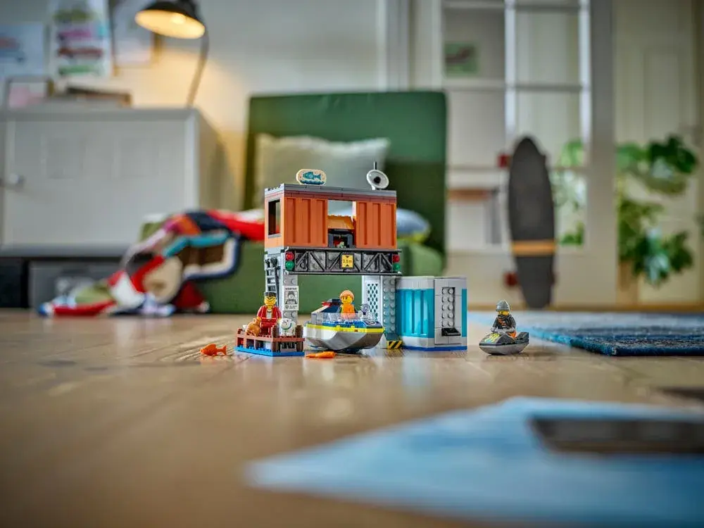 LEGO City 60417 Police Speedboat and Crooks' Hideout box back