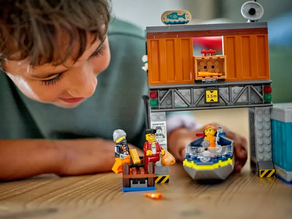 LEGO City 60417 Police Speedboat and Crooks' Hideout details
