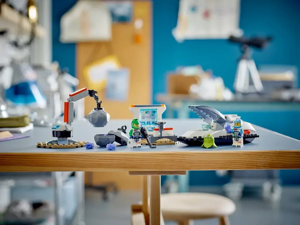 LEGO City 60429 Spaceship and Asteroid Discovery box back