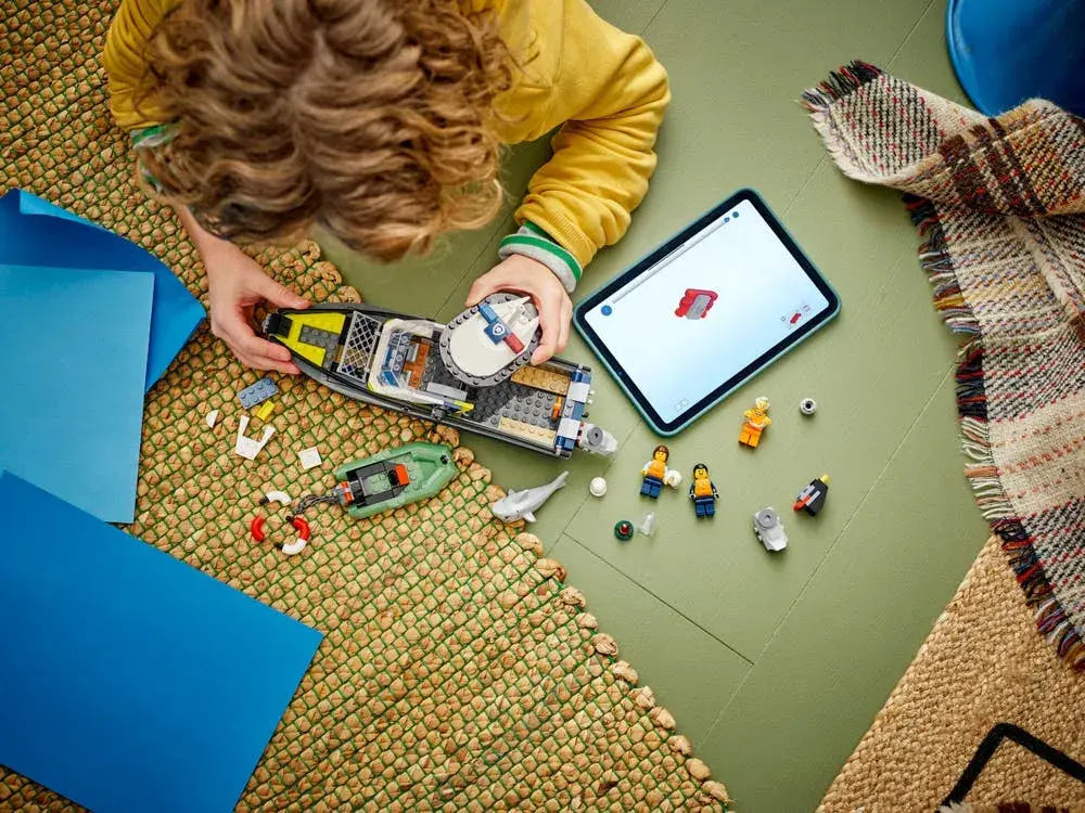 LEGO City 60456 Police Boat Chase details