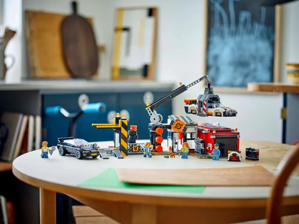 LEGO City 60472 Scrapyard with Cars details