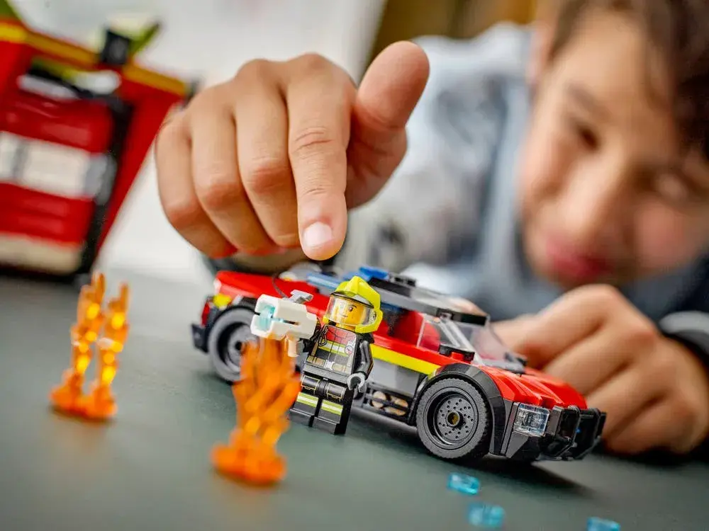 LEGO City 60473 The City Tower details