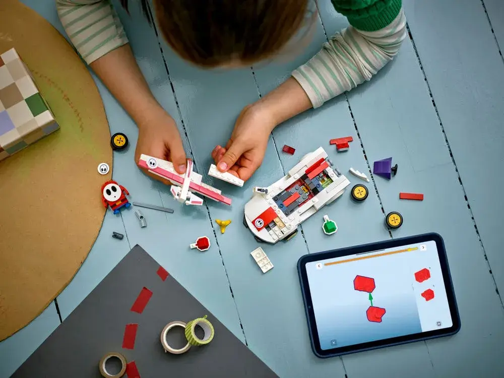 LEGO Super Mario 72045 Mario Kart – Shy Guy & P-Wing details