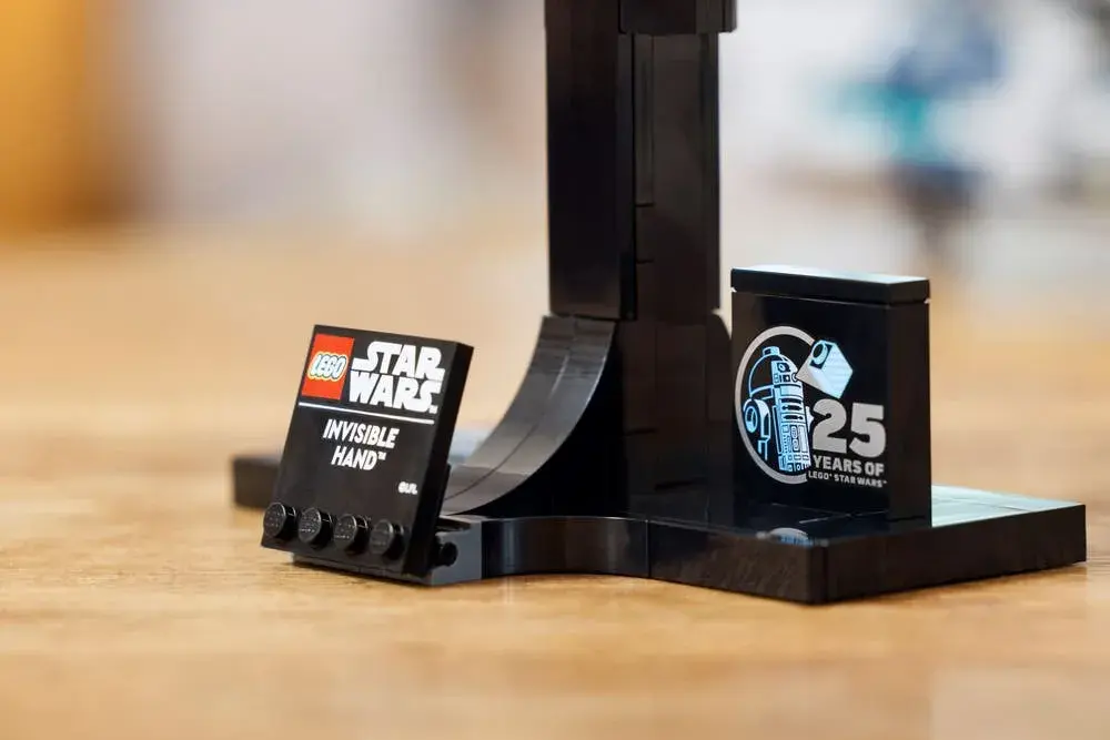 LEGO Star Wars 75377 Invisible Hand details
