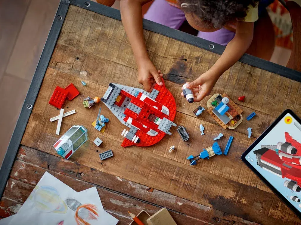 LEGO Star Wars 75384 The Crimson Firehawk details