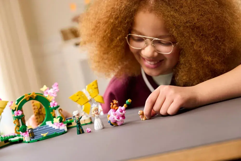 LEGO Wicked 75688 Glinda's Wedding Day details