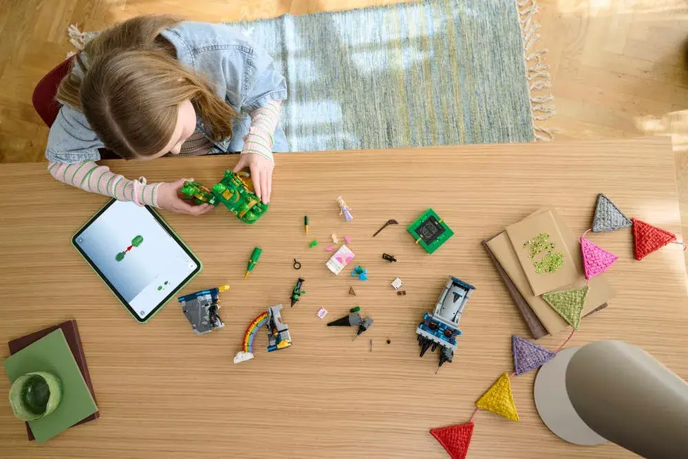 LEGO Wicked 75689 Emerald City & Kiamo Ko Castle details