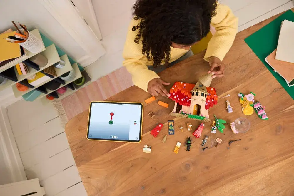 LEGO Wicked 75690 Glinda & Elphaba Visit Munchkinland details