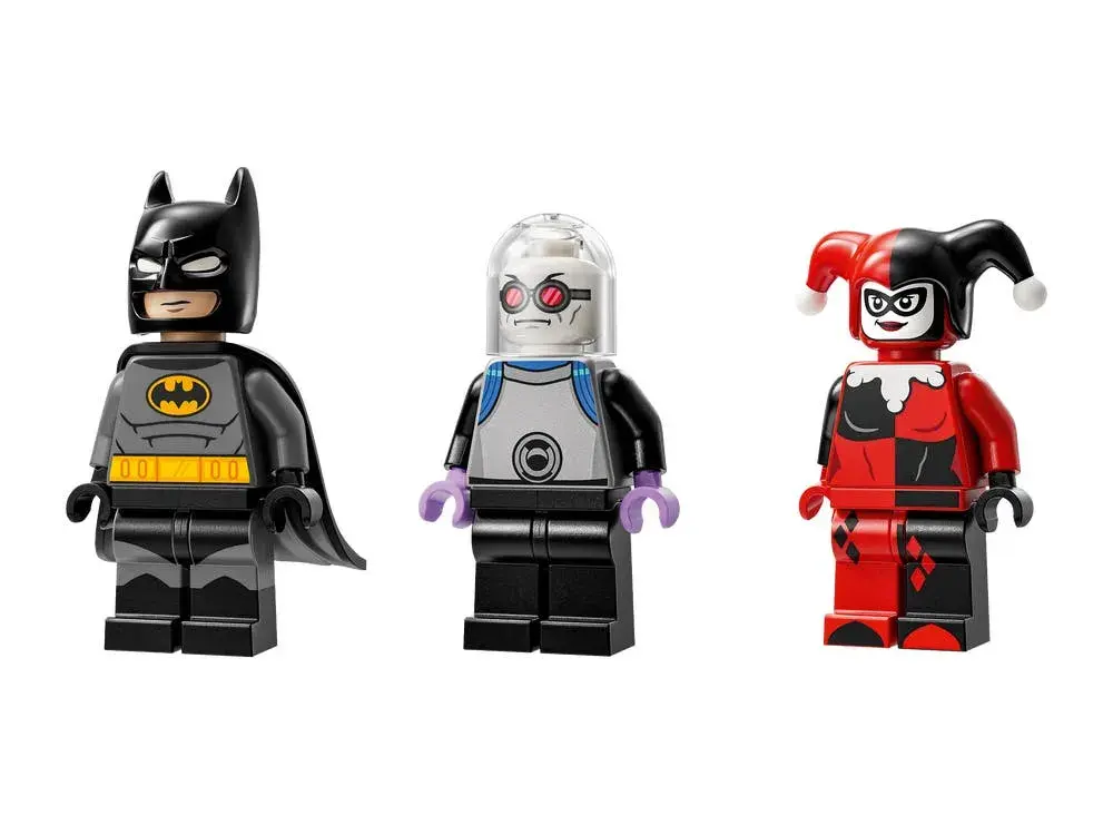 LEGO DC 76274 Batman with the Batmobile vs. Harley Quinn and Mr. Freeze details