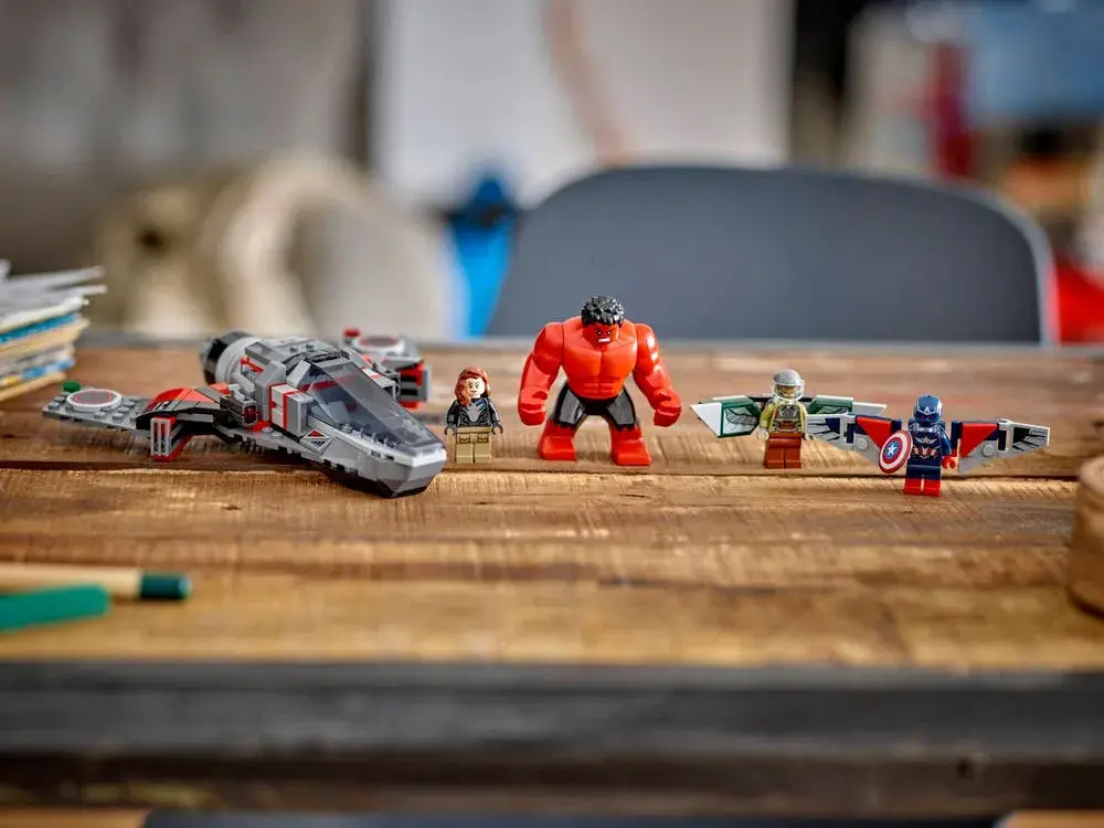 LEGO Marvel 76292 Captain America vs. Red Hulk Battle details