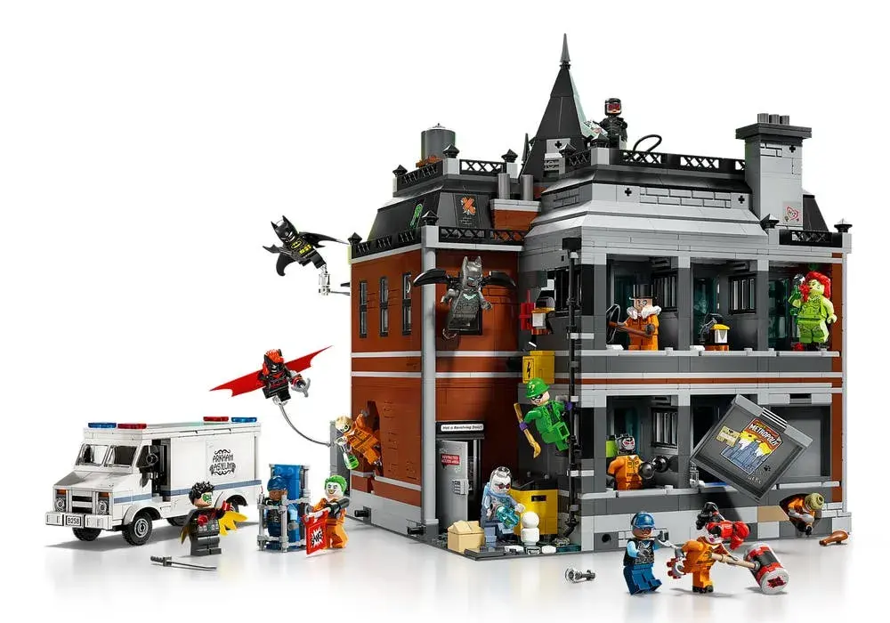 LEGO DC 76300 Arkham Asylum details