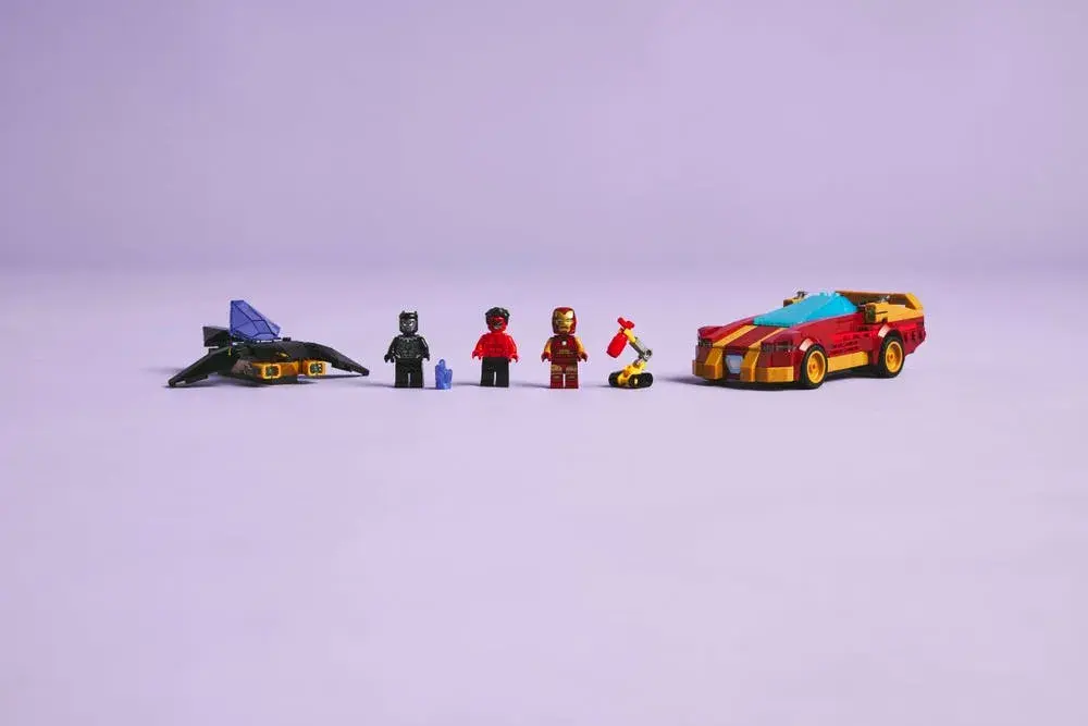 LEGO Marvel 76310 Iron Man Car & Black Panther vs. Red Hulk details