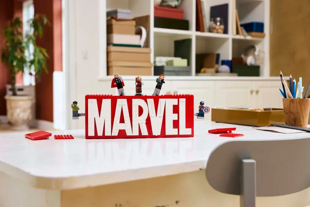 LEGO Marvel 76313 MARVEL Logo & Minifigures details