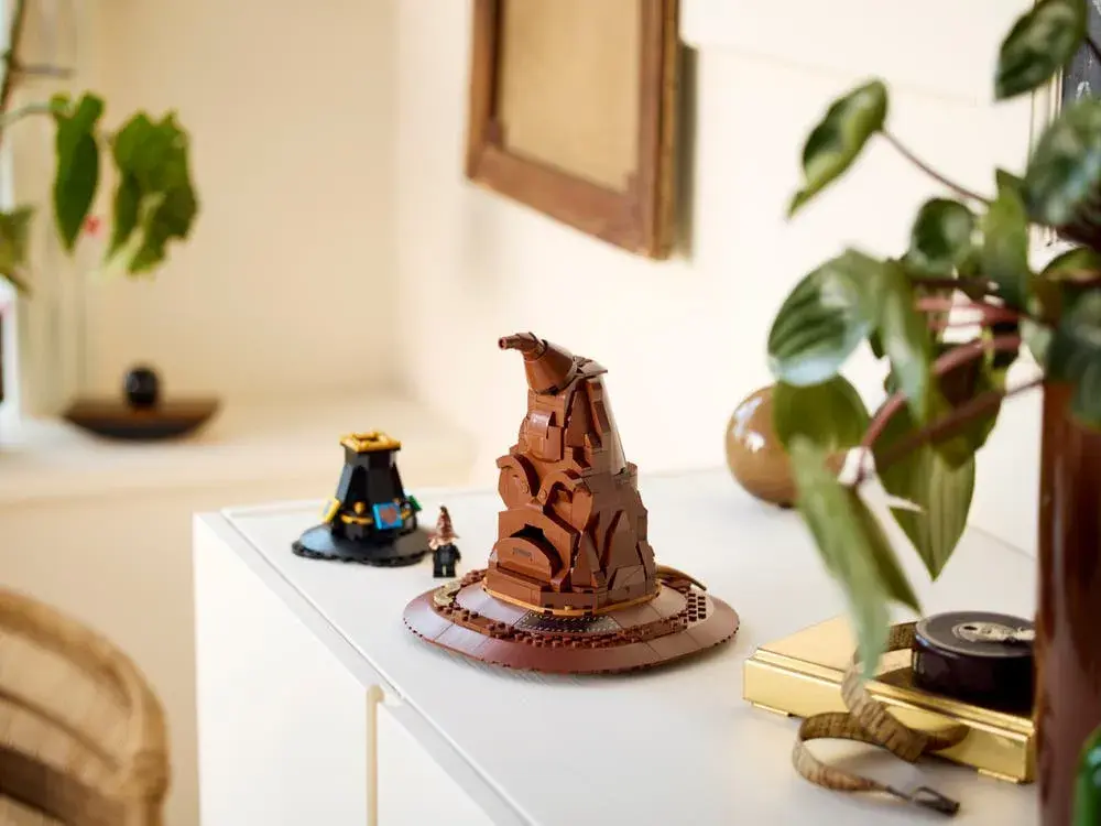LEGO Harry Potter 76429 Talking Sorting Hat details