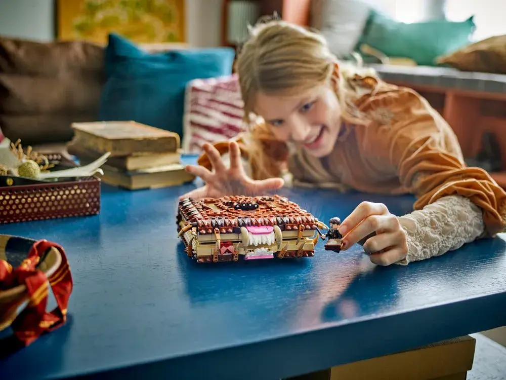 LEGO Harry Potter 76449 Chomping Monster Book of Monsters details